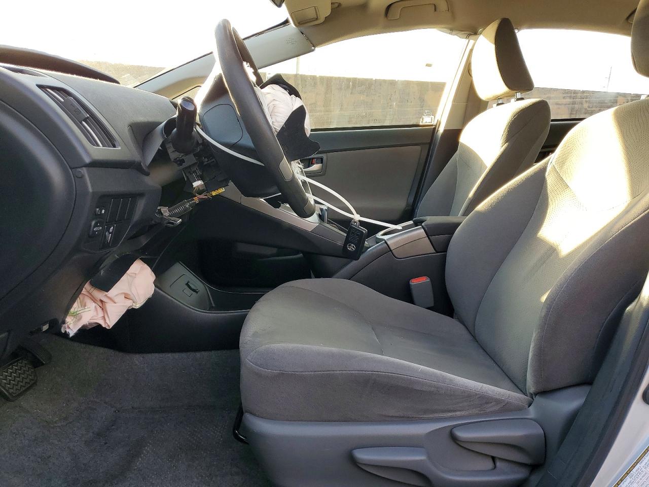 2015 TOYOTA PRIUS photo 7