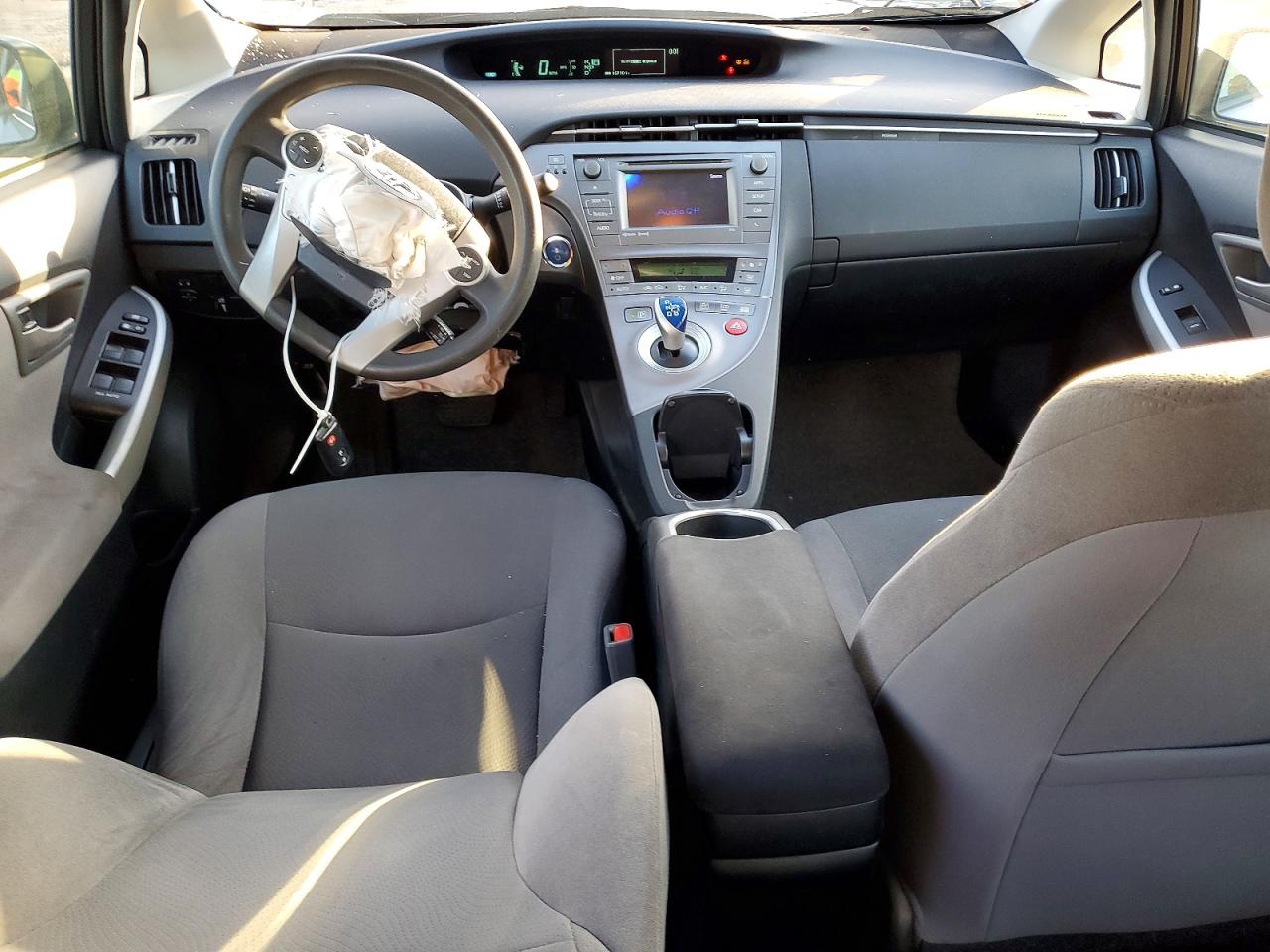 2015 TOYOTA PRIUS photo 8