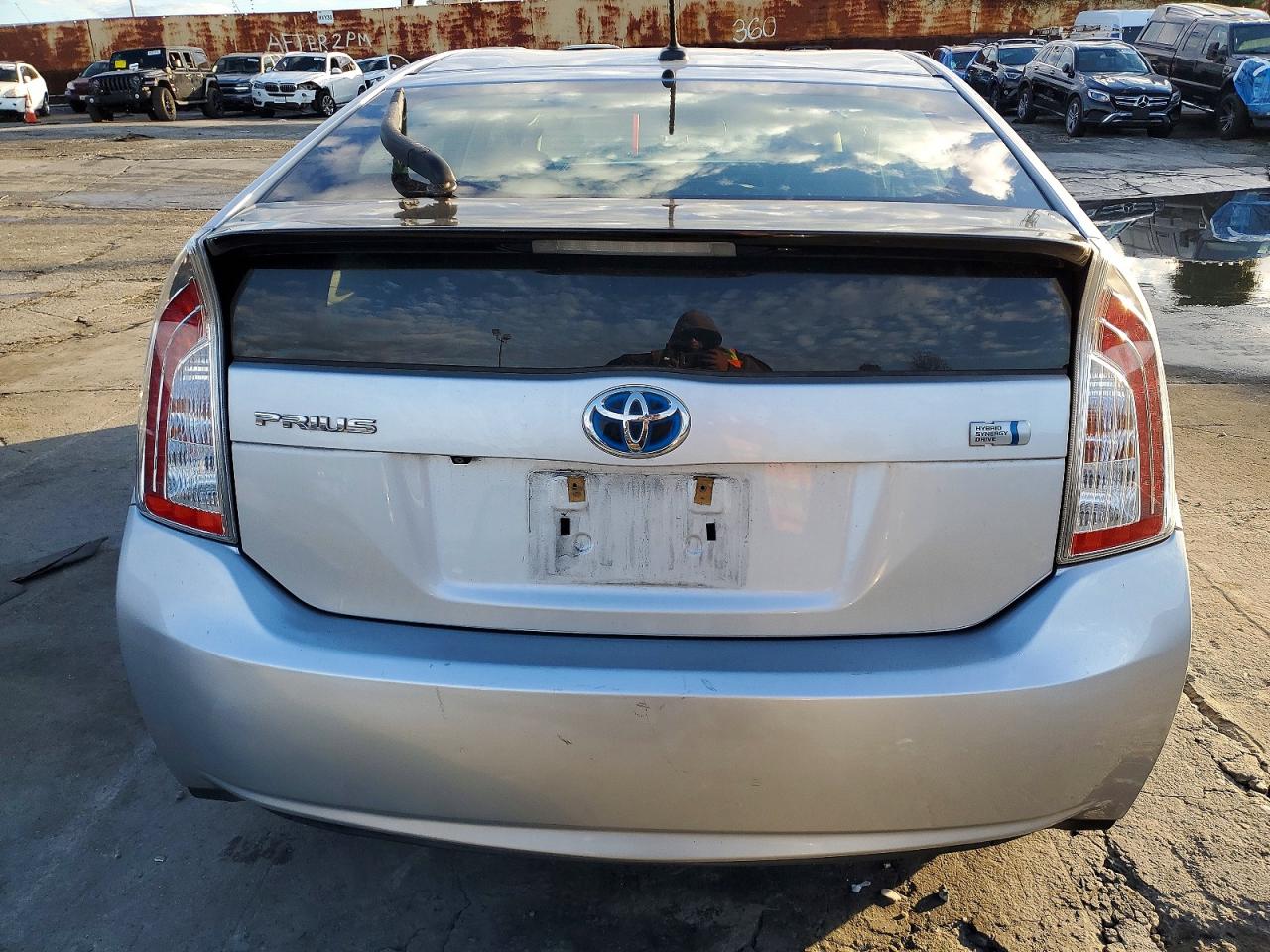 2015 TOYOTA PRIUS photo 6