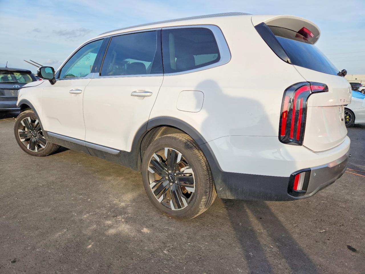 2025 KIA TELLURIDE SX photo 2
