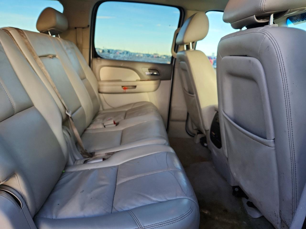 2010 CHEVROLET SUBURBAN K1500 LT photo 11