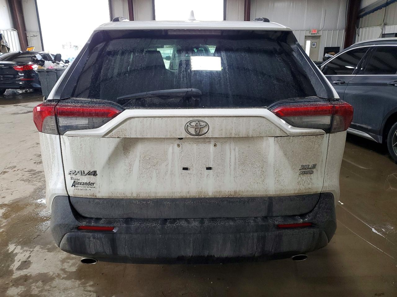 2021 TOYOTA RAV4 XLE photo 6