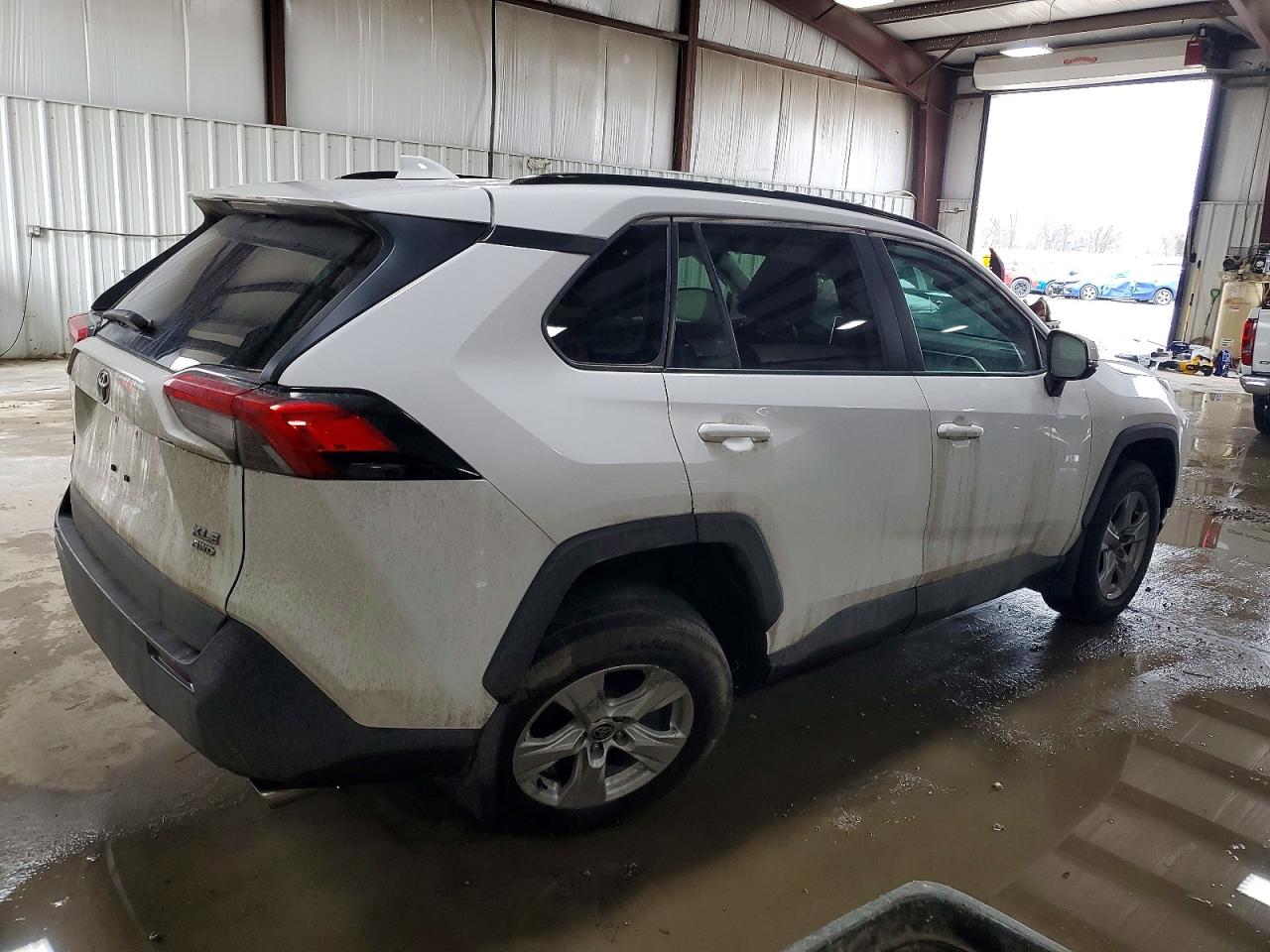 2021 TOYOTA RAV4 XLE photo 3