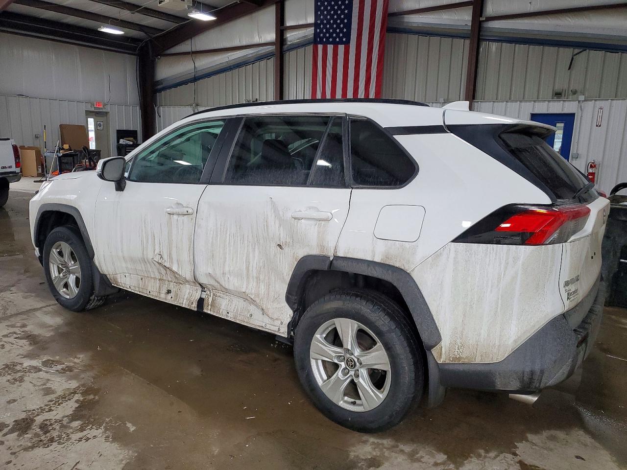 2021 TOYOTA RAV4 XLE photo 2