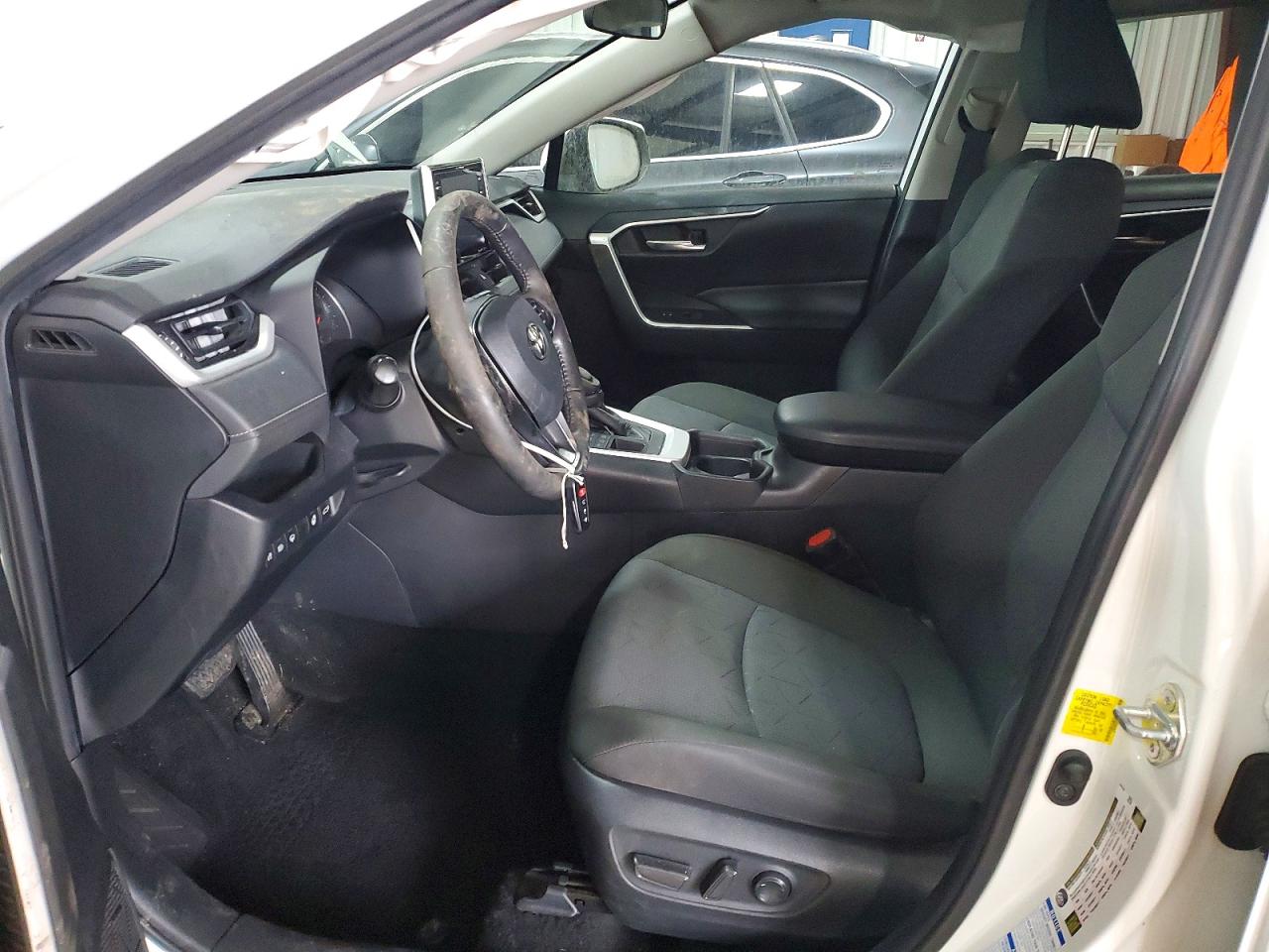 2021 TOYOTA RAV4 XLE photo 7