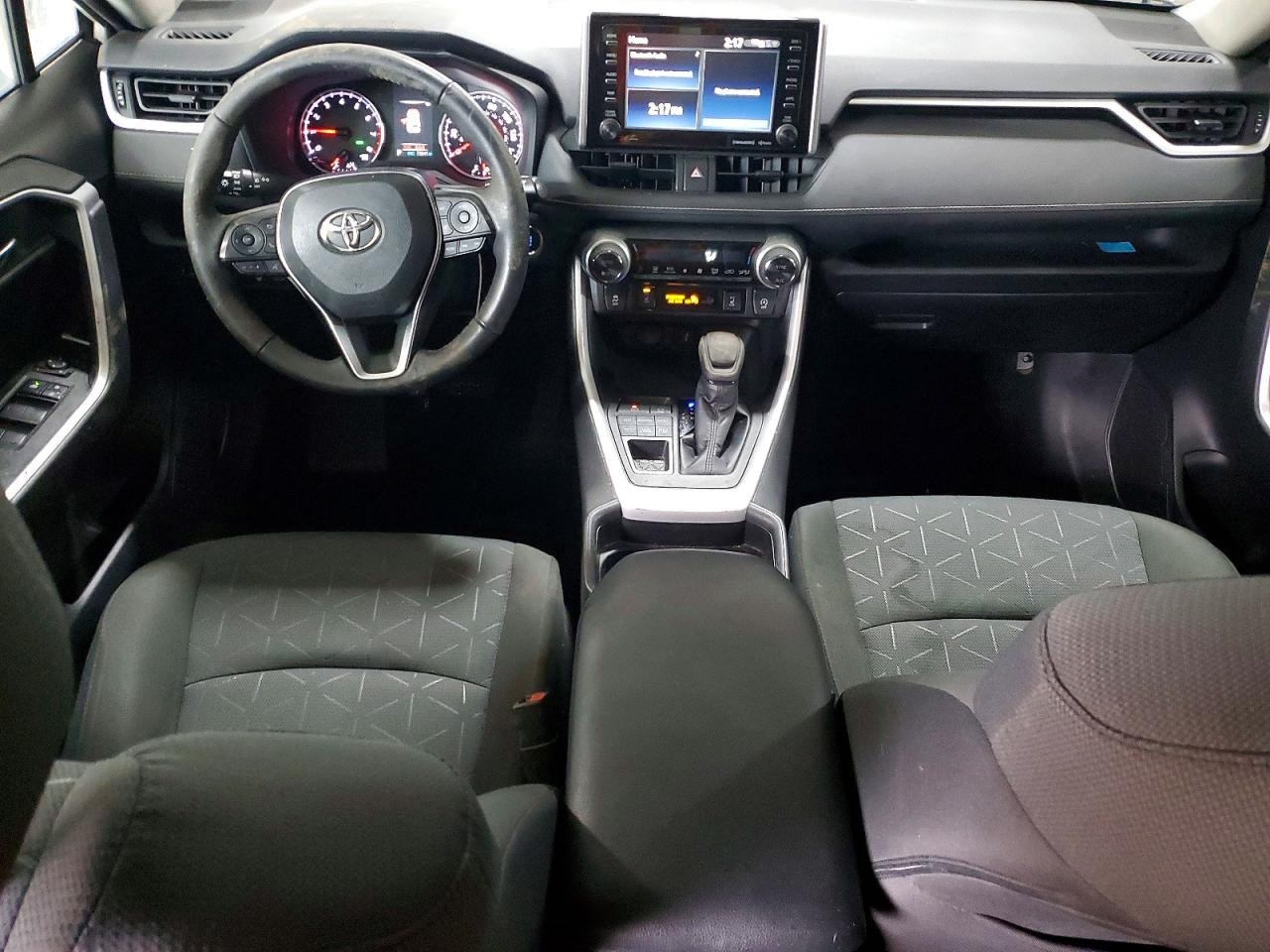 2021 TOYOTA RAV4 XLE photo 8