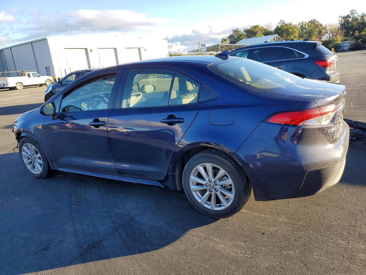 2023 TOYOTA COROLLA LE photo 2