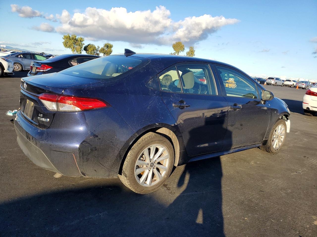 2023 TOYOTA COROLLA LE photo 3