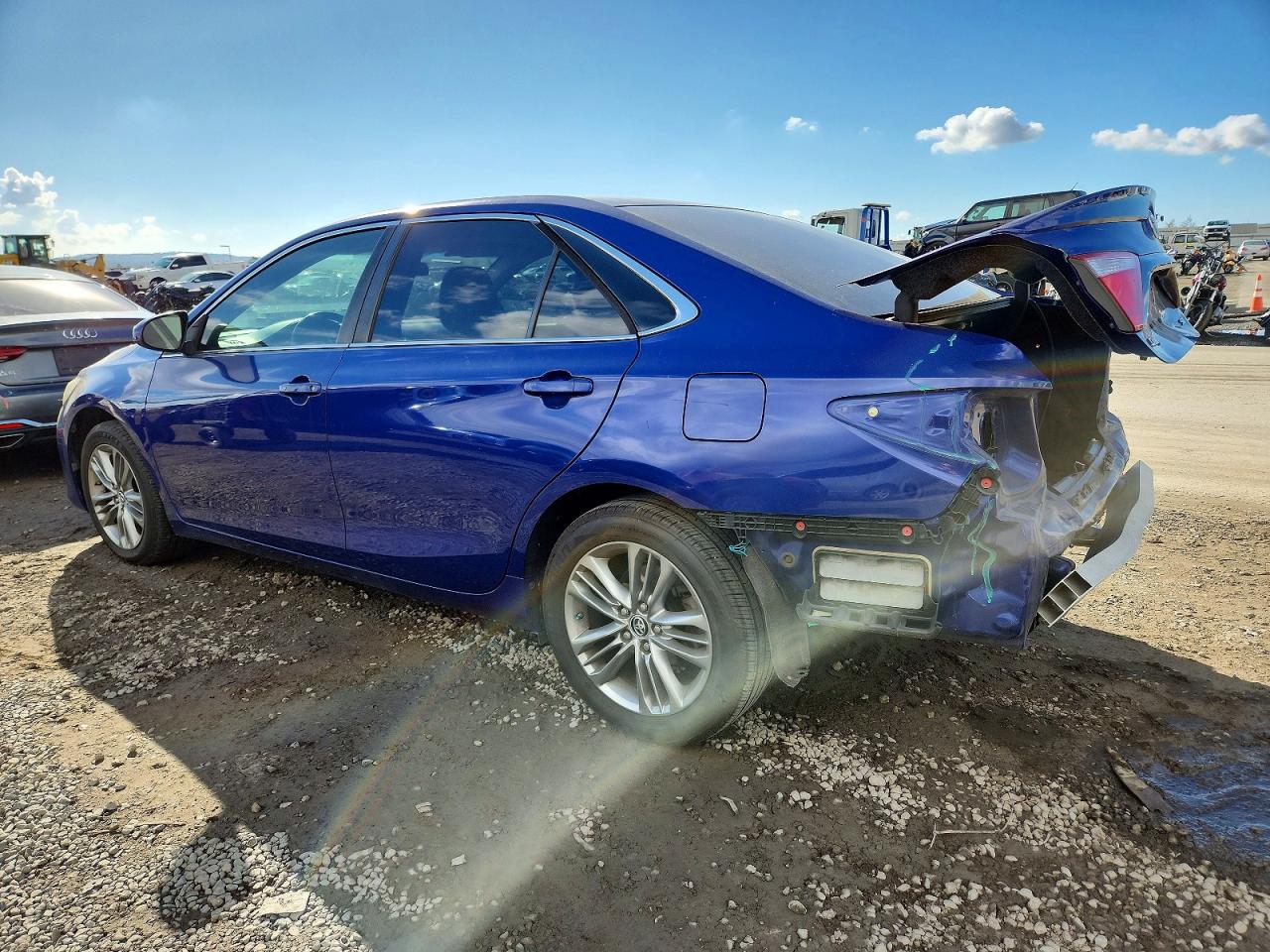 2015 TOYOTA CAMRY LE photo 3