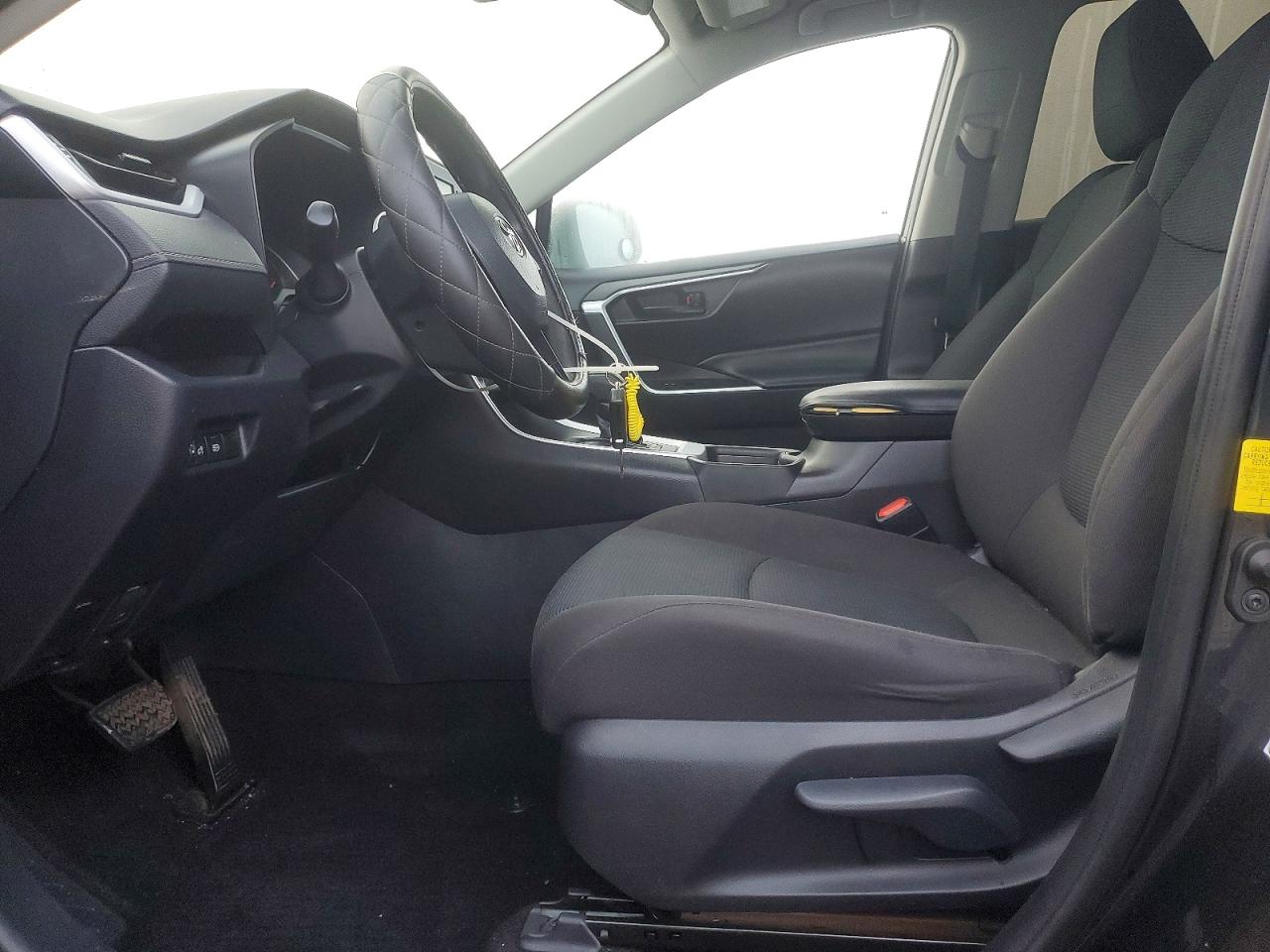 2021 TOYOTA RAV4 LE photo 13
