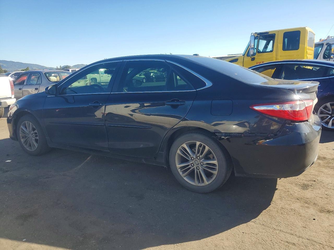 2015 TOYOTA CAMRY LE photo 2