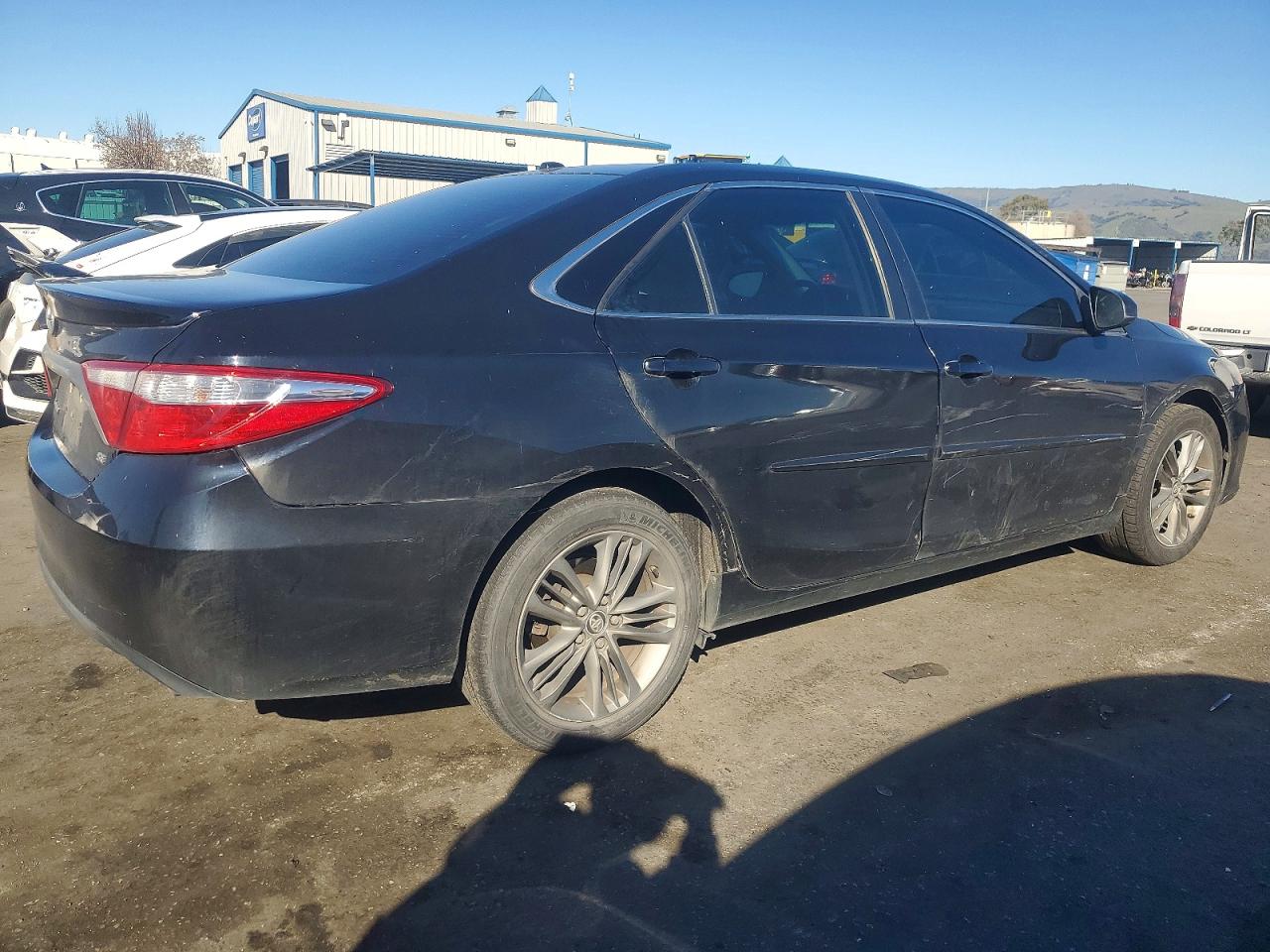 2015 TOYOTA CAMRY LE photo 3