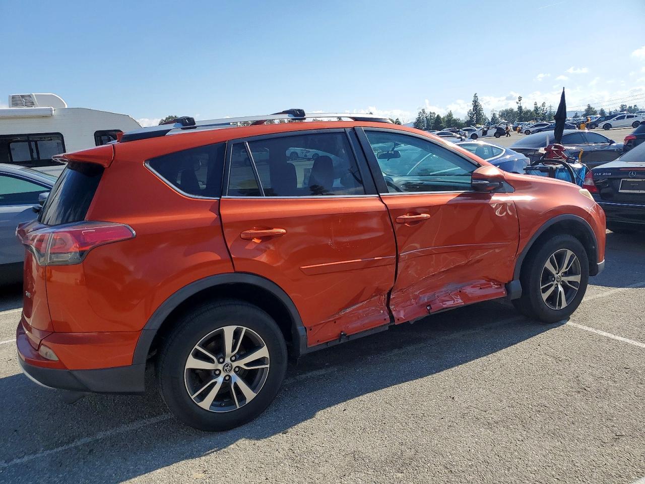 2016 TOYOTA RAV4 XLE photo 3