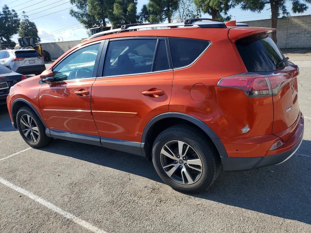 2016 TOYOTA RAV4 XLE photo 2