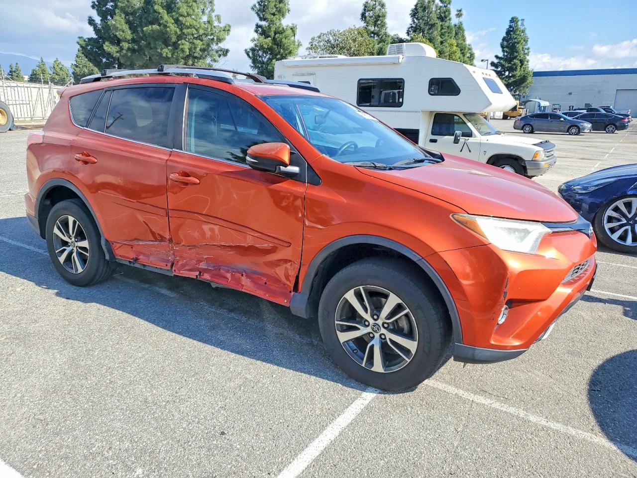 2016 TOYOTA RAV4 XLE photo 4