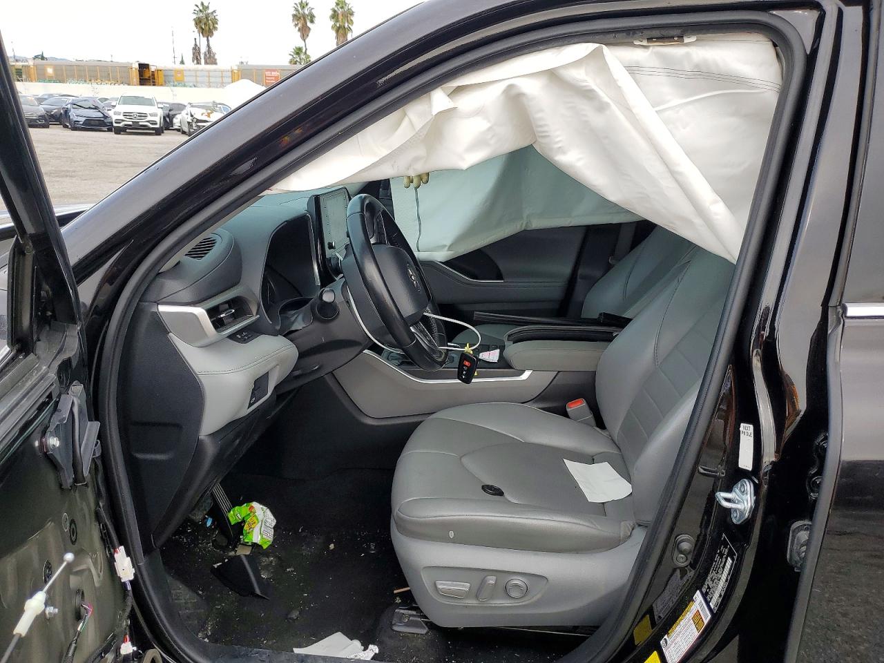 2021 TOYOTA HIGHLANDER XLE photo 7