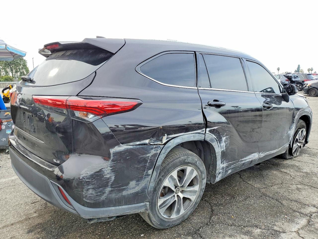 2021 TOYOTA HIGHLANDER XLE photo 3