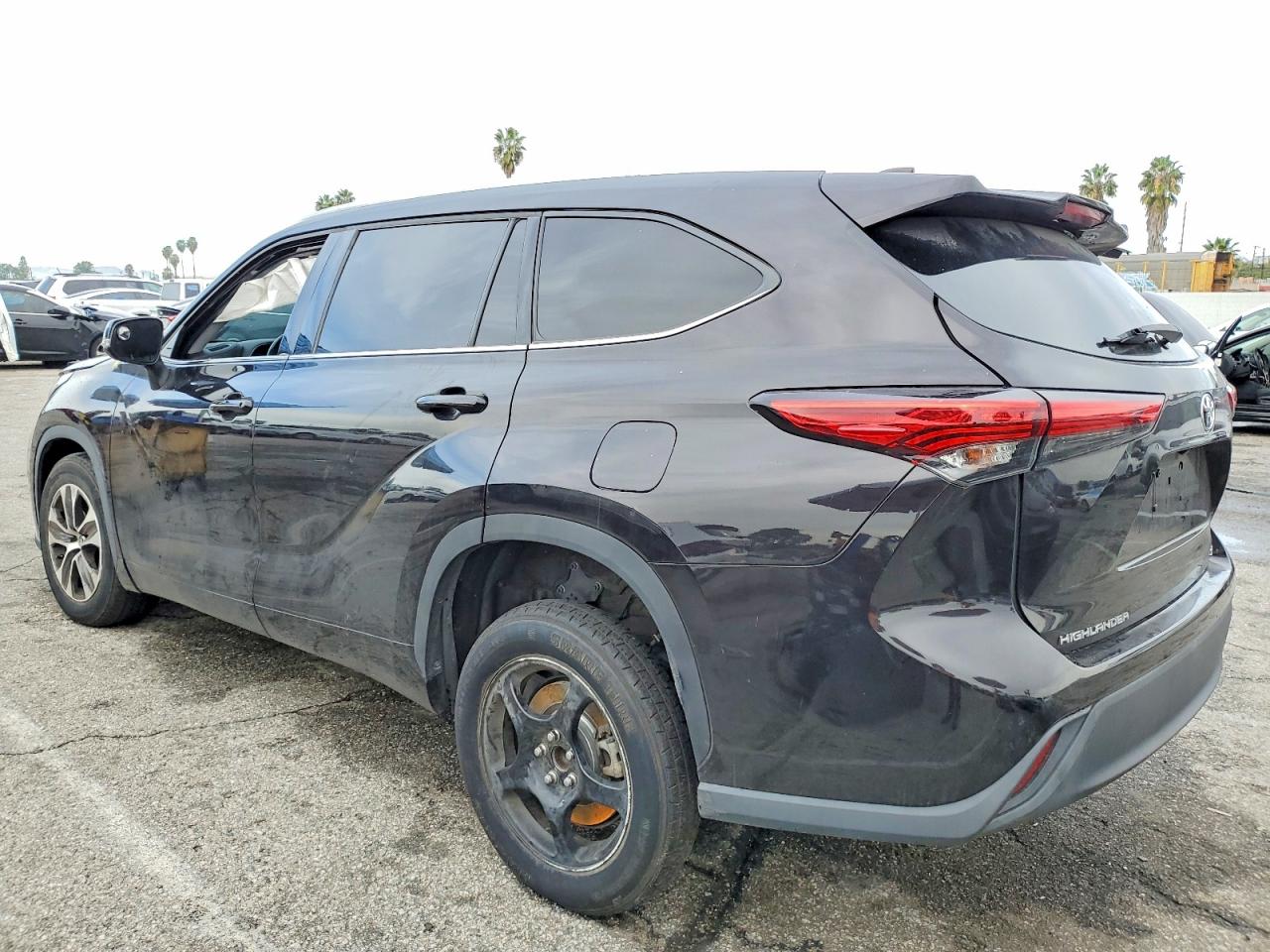 2021 TOYOTA HIGHLANDER XLE photo 2