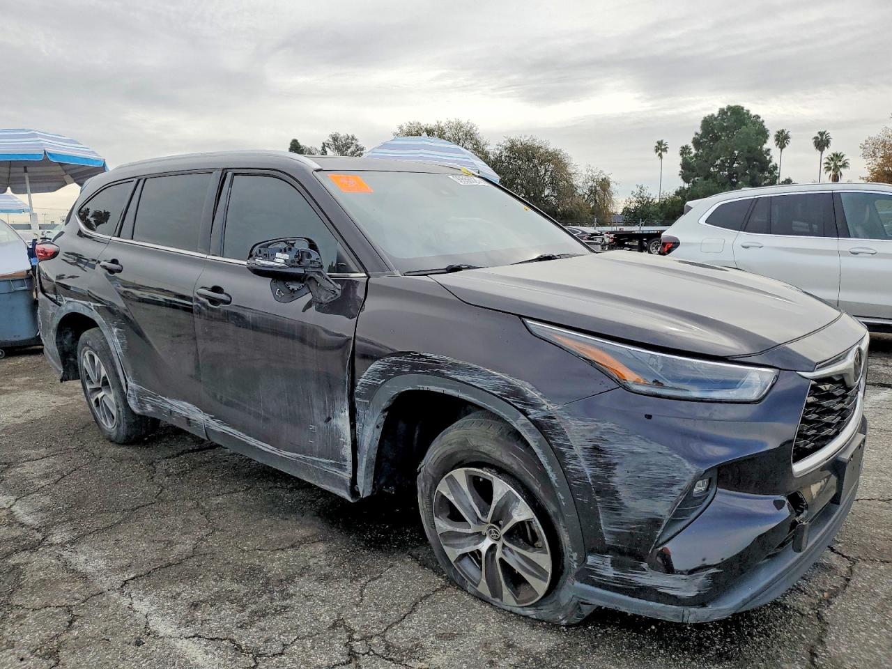 2021 TOYOTA HIGHLANDER XLE photo 4