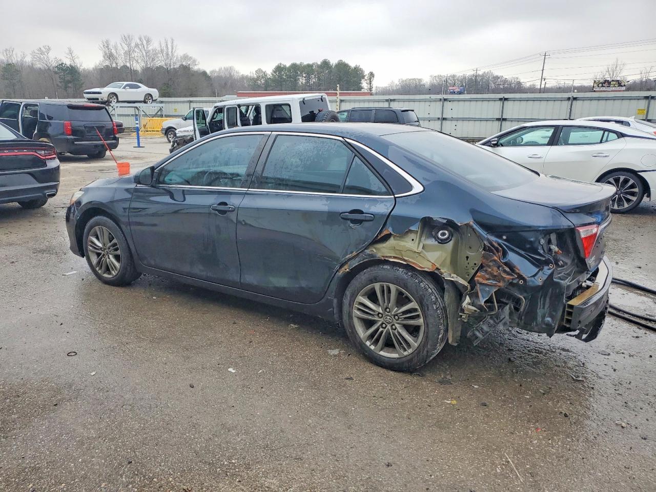 2016 TOYOTA CAMRY LE photo 2