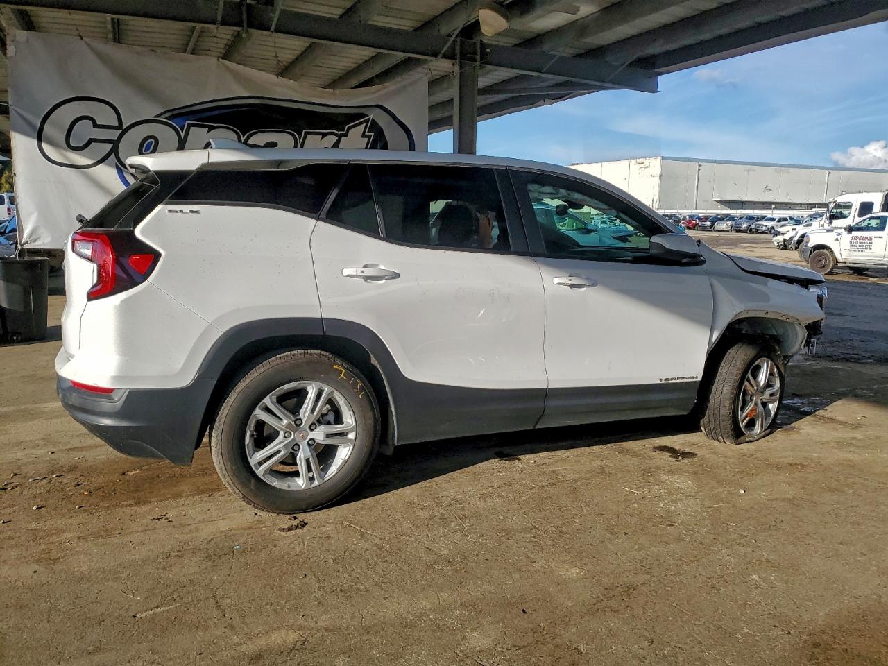 2024 GMC TERRAIN SLE photo 3