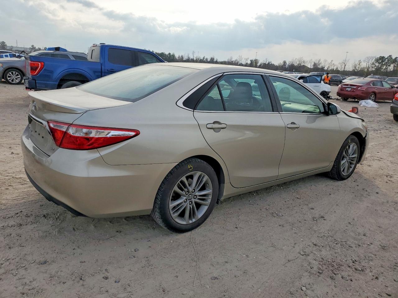 2017 TOYOTA CAMRY LE photo 3