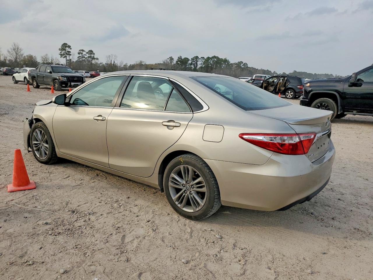2017 TOYOTA CAMRY LE photo 2