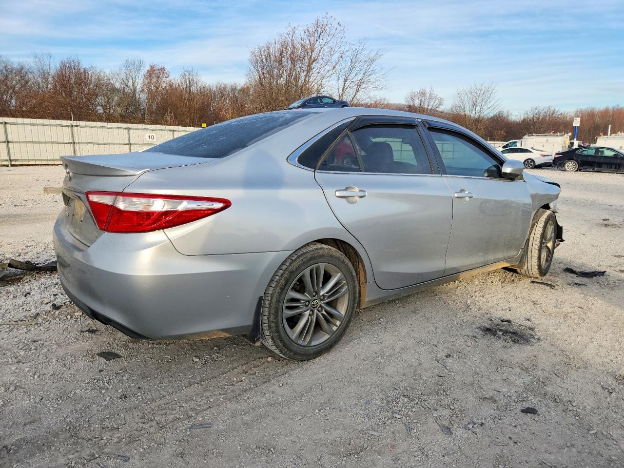 2016 TOYOTA CAMRY LE photo 3