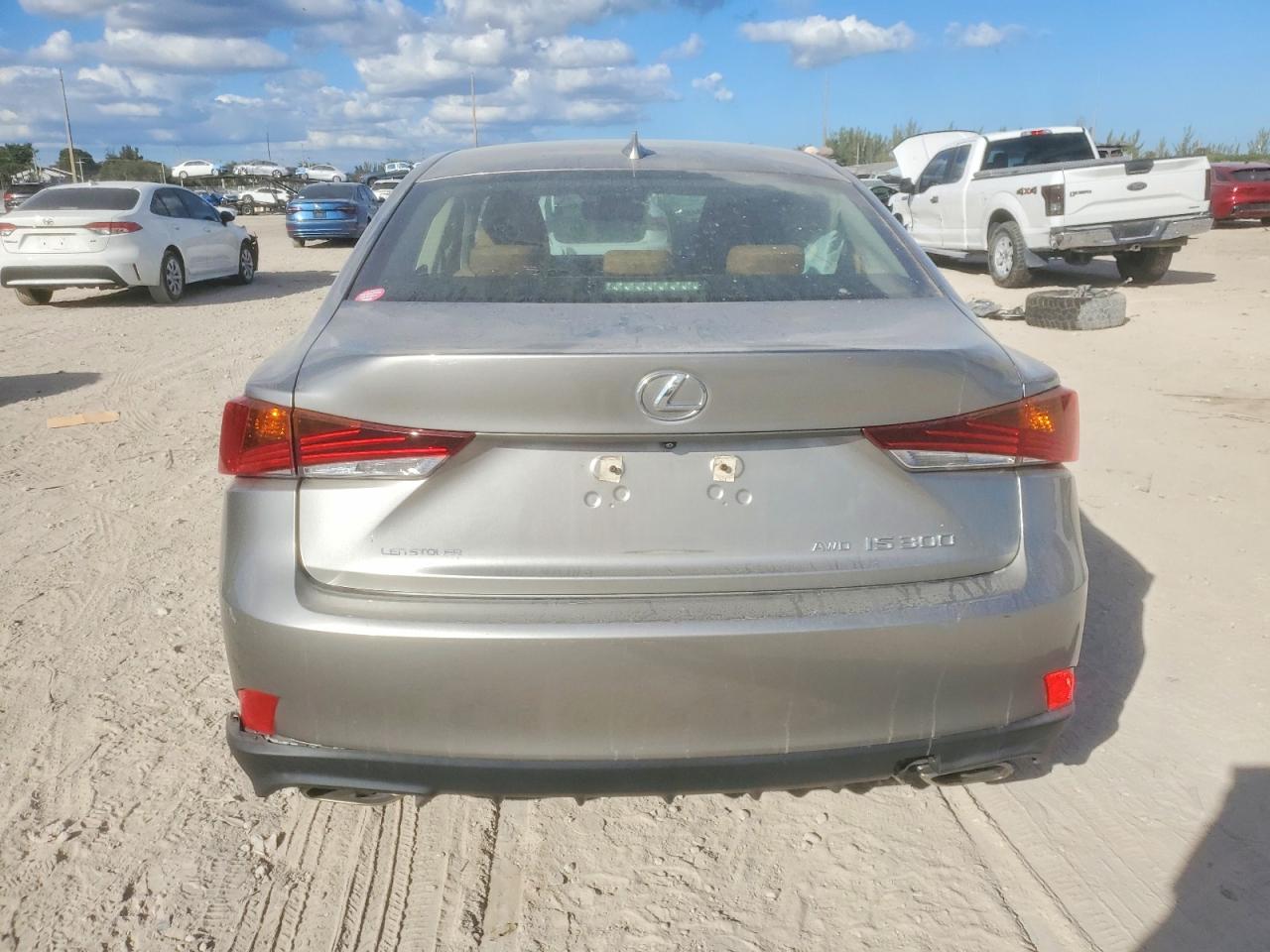2018 LEXUS IS 300 photo 11