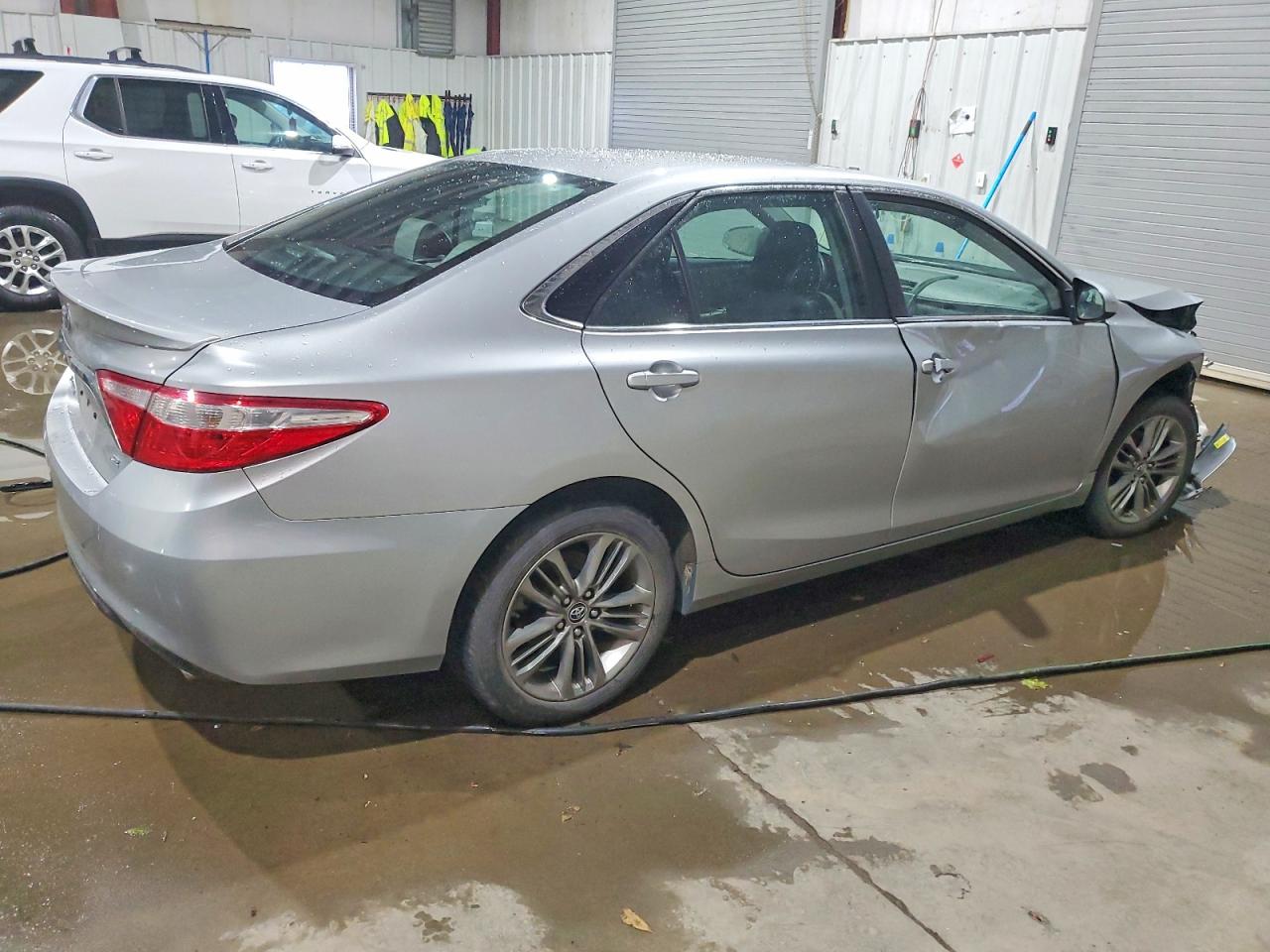 2017 TOYOTA CAMRY LE photo 3