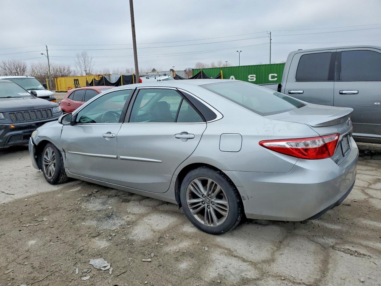 2016 TOYOTA CAMRY LE photo 2