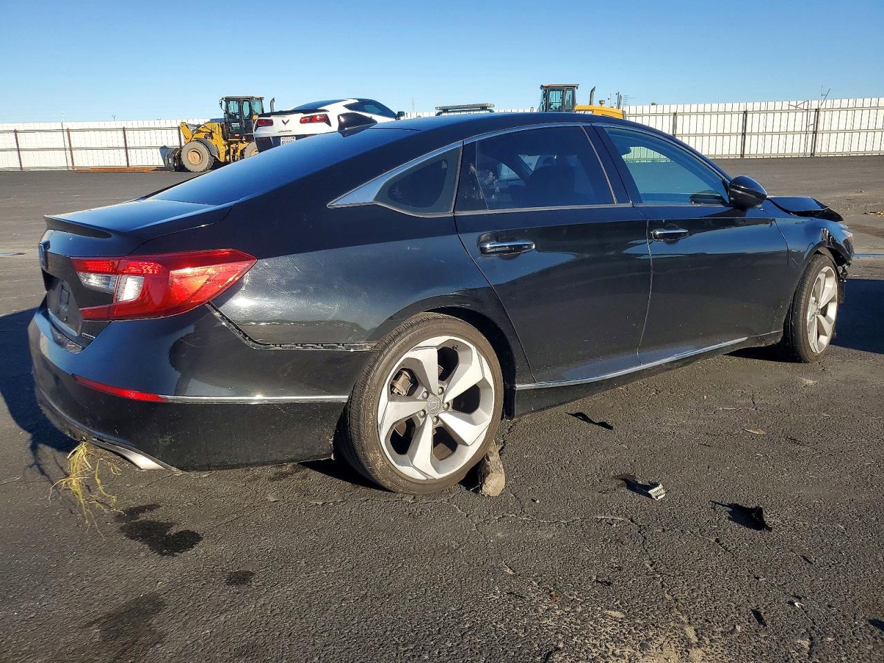 2018 HONDA ACCORD TOURING photo 3