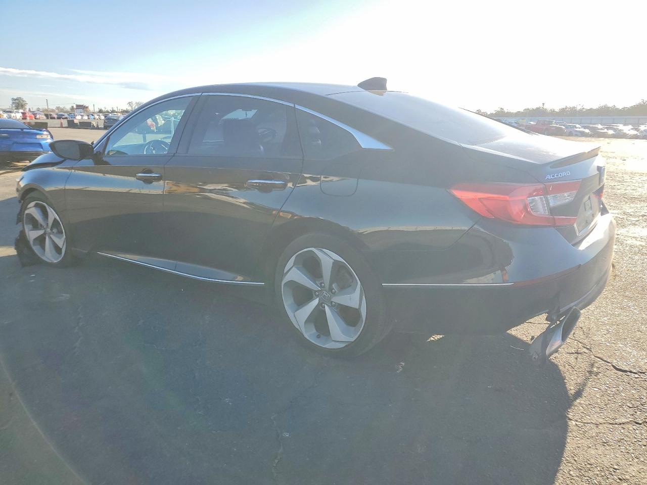 2018 HONDA ACCORD TOURING photo 2