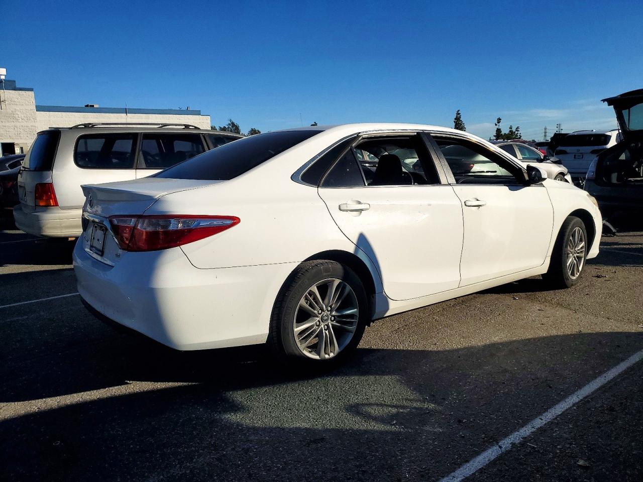 2017 TOYOTA CAMRY LE photo 3