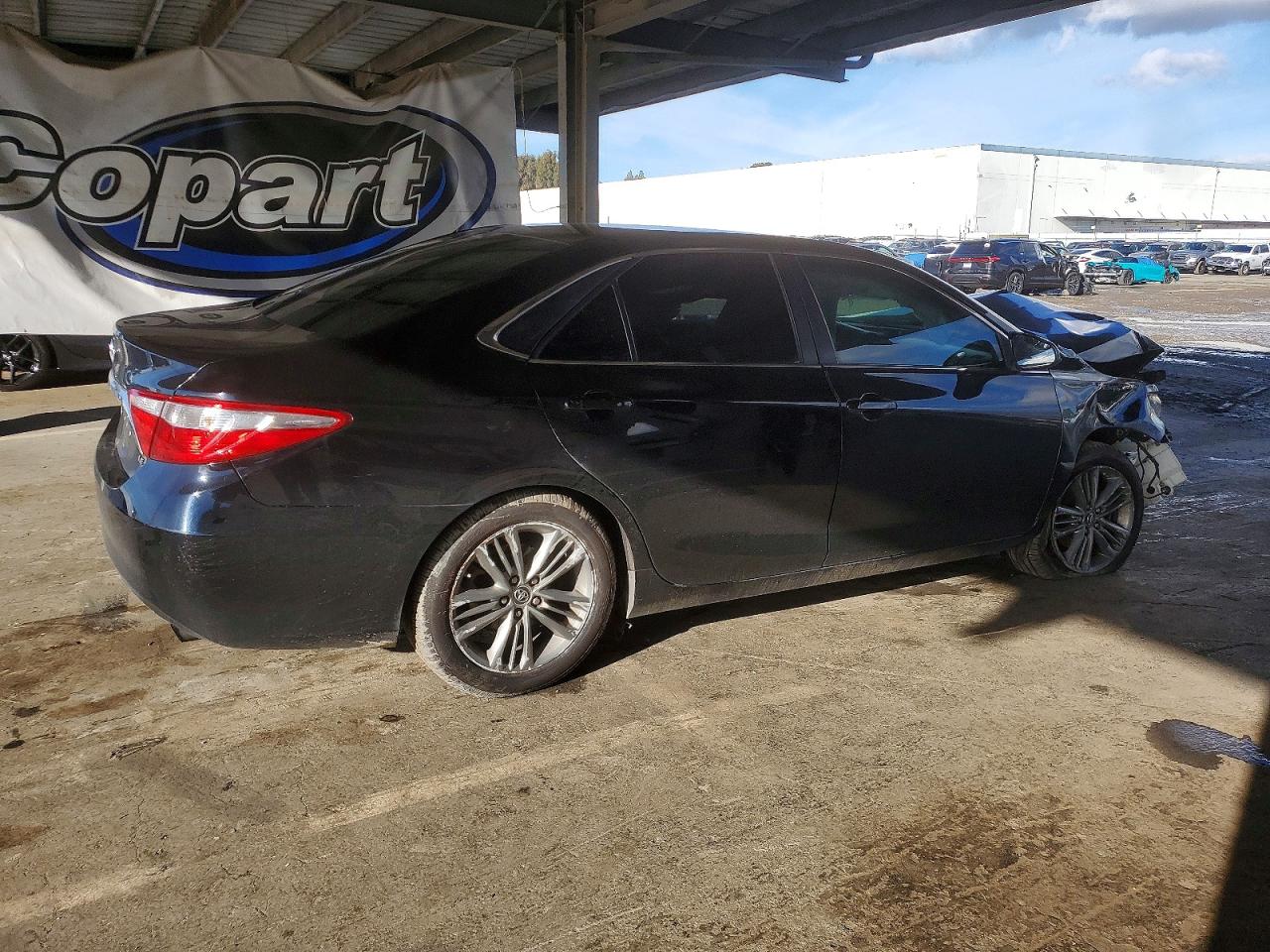 2015 TOYOTA CAMRY LE photo 3