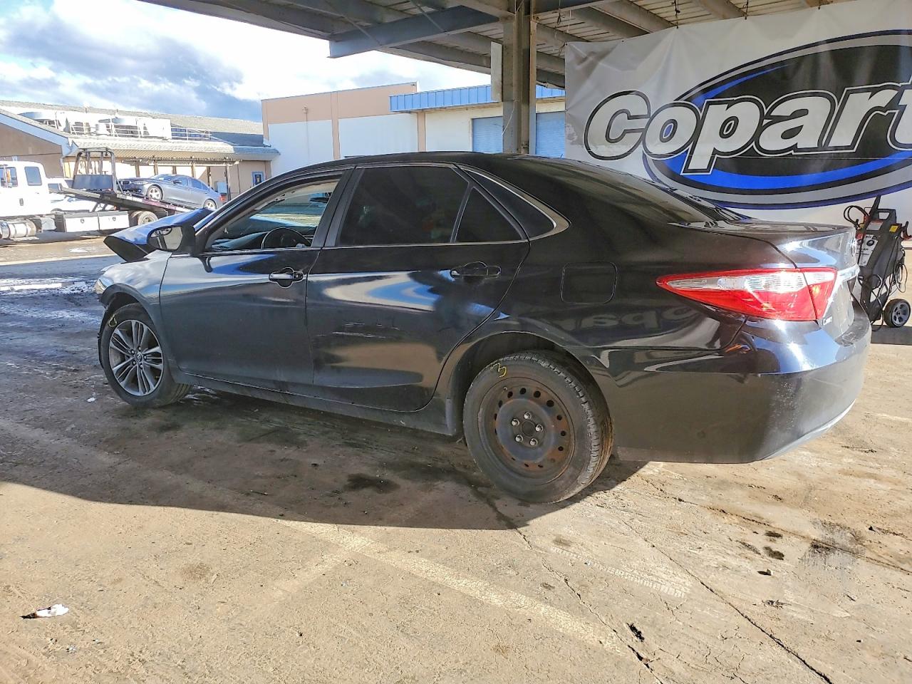 2015 TOYOTA CAMRY LE photo 2