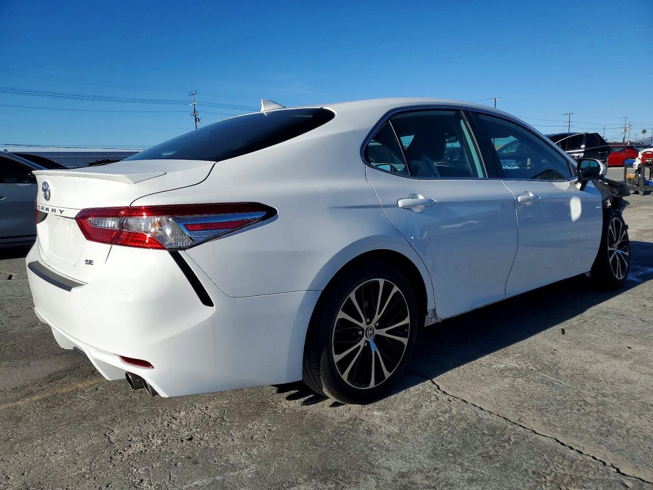 2020 TOYOTA CAMRY SE photo 3