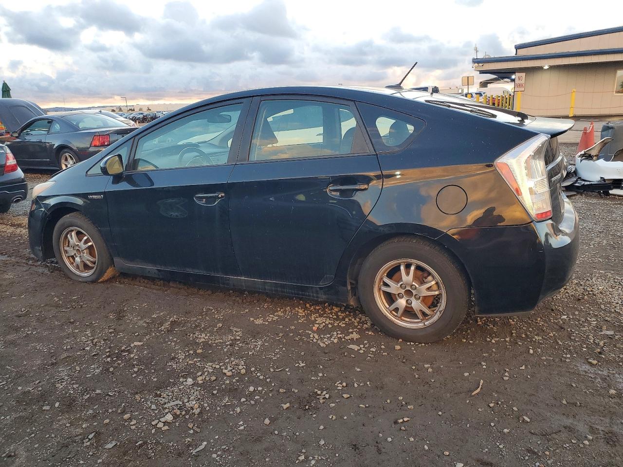 2011 TOYOTA PRIUS photo 2