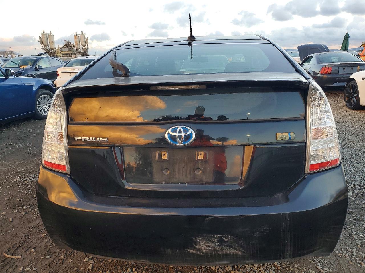 2011 TOYOTA PRIUS photo 6