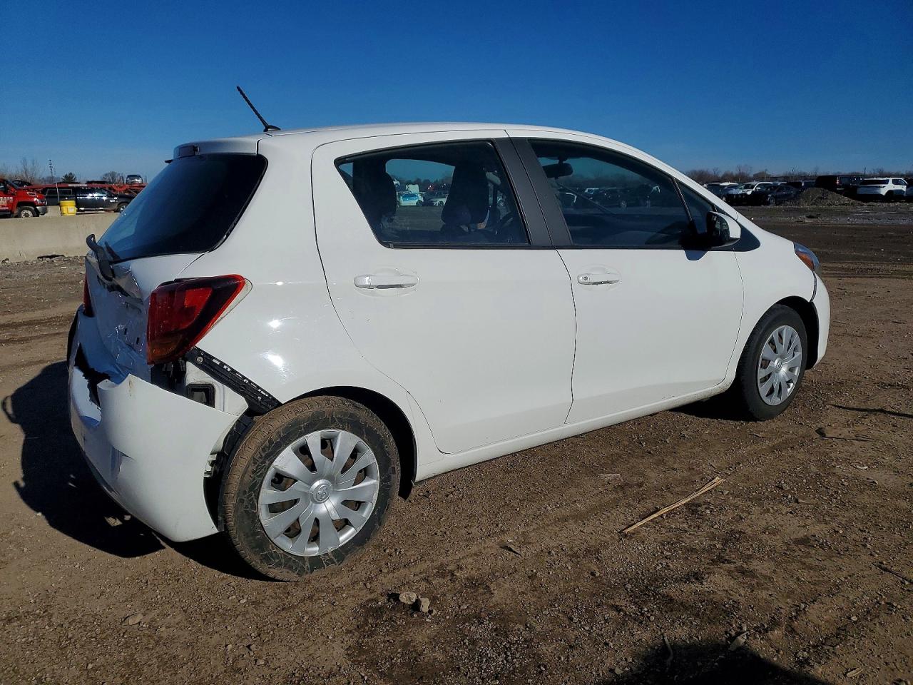 2015 TOYOTA YARIS photo 3