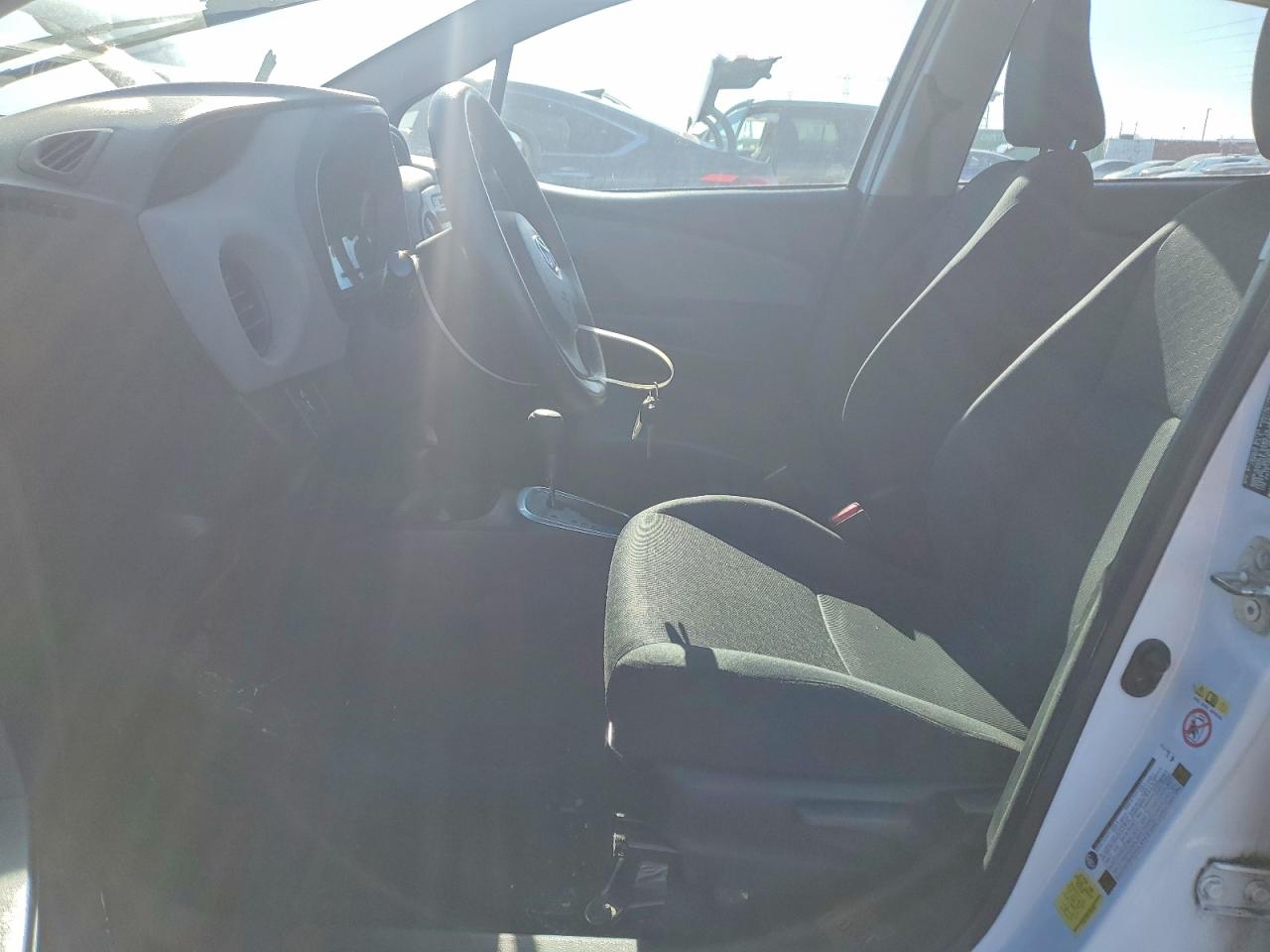 2015 TOYOTA YARIS photo 7