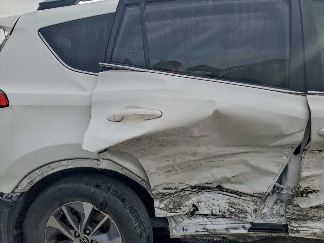2018 TOYOTA RAV4 HV LE photo 10