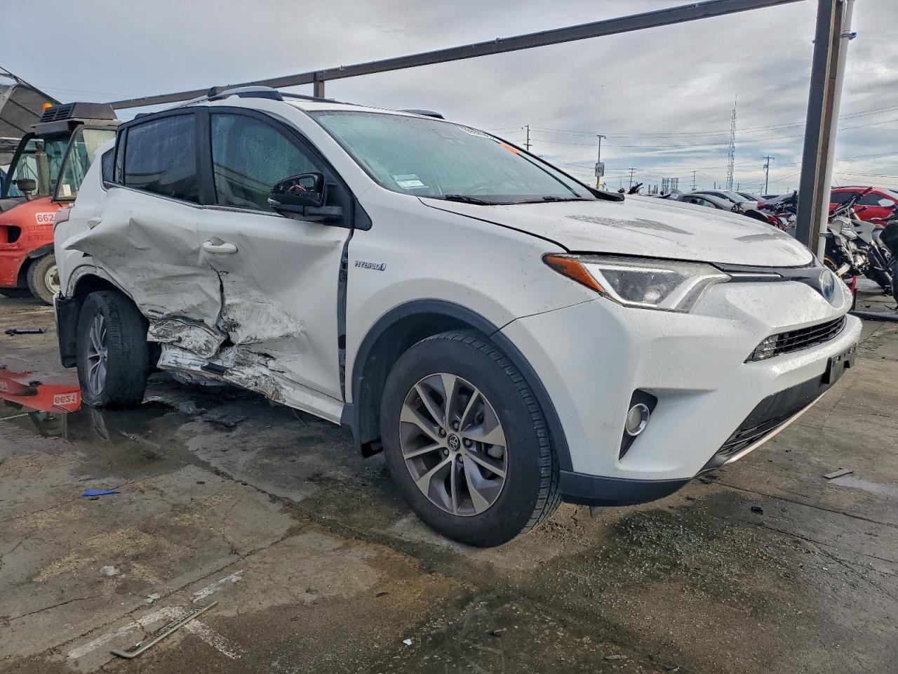 2018 TOYOTA RAV4 HV LE photo 4