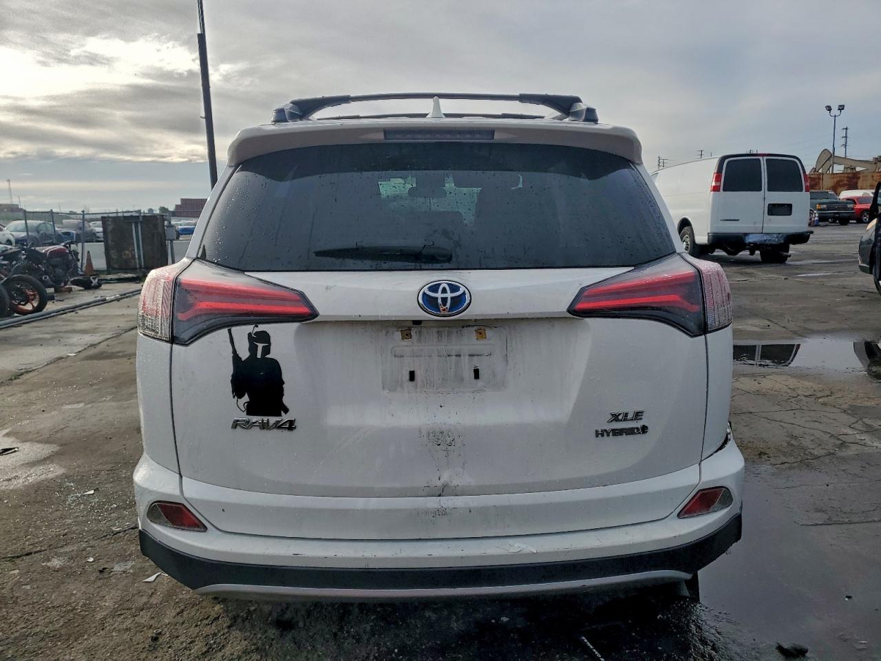 2018 TOYOTA RAV4 HV LE photo 6