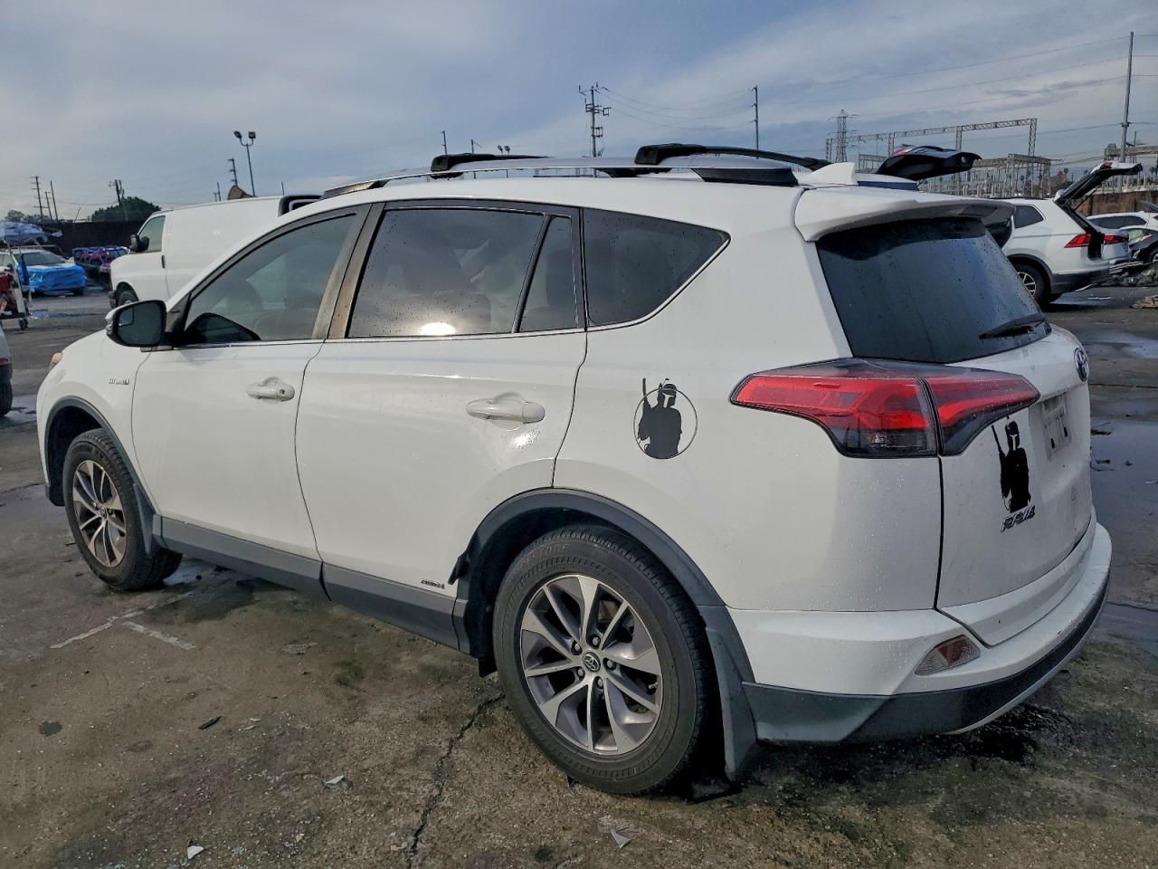 2018 TOYOTA RAV4 HV LE photo 2