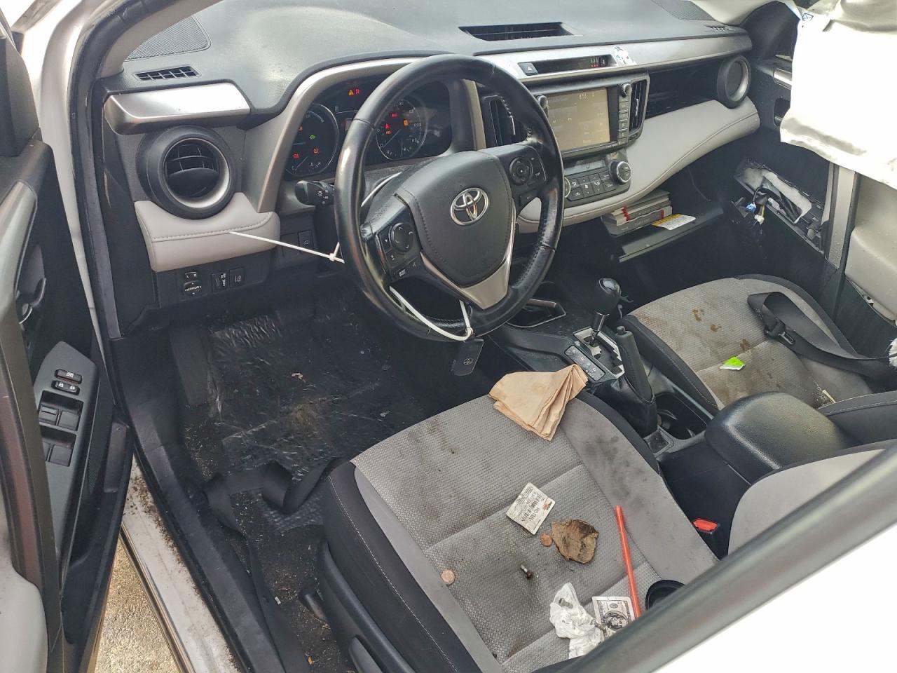 2018 TOYOTA RAV4 HV LE photo 8