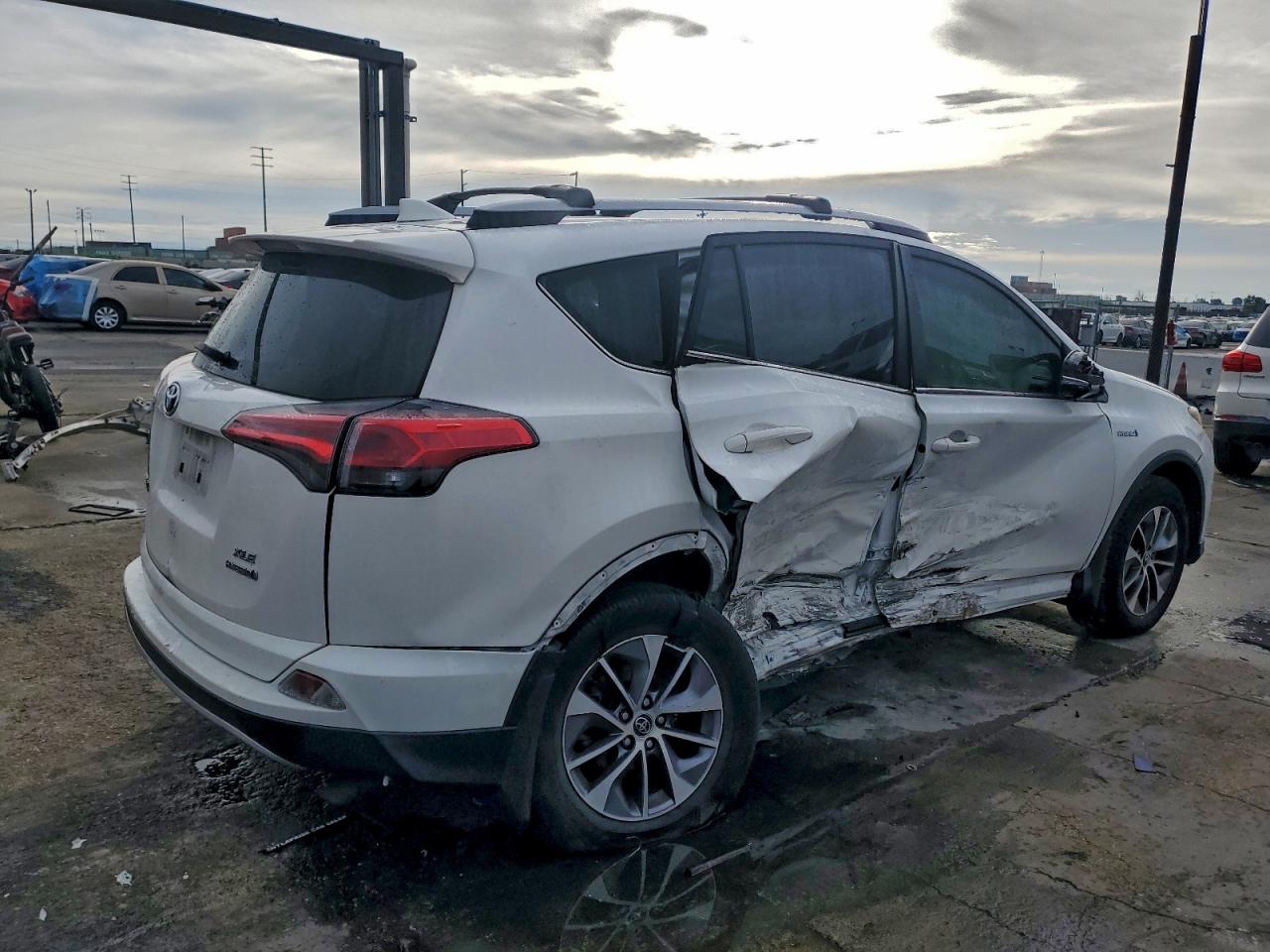 2018 TOYOTA RAV4 HV LE photo 3