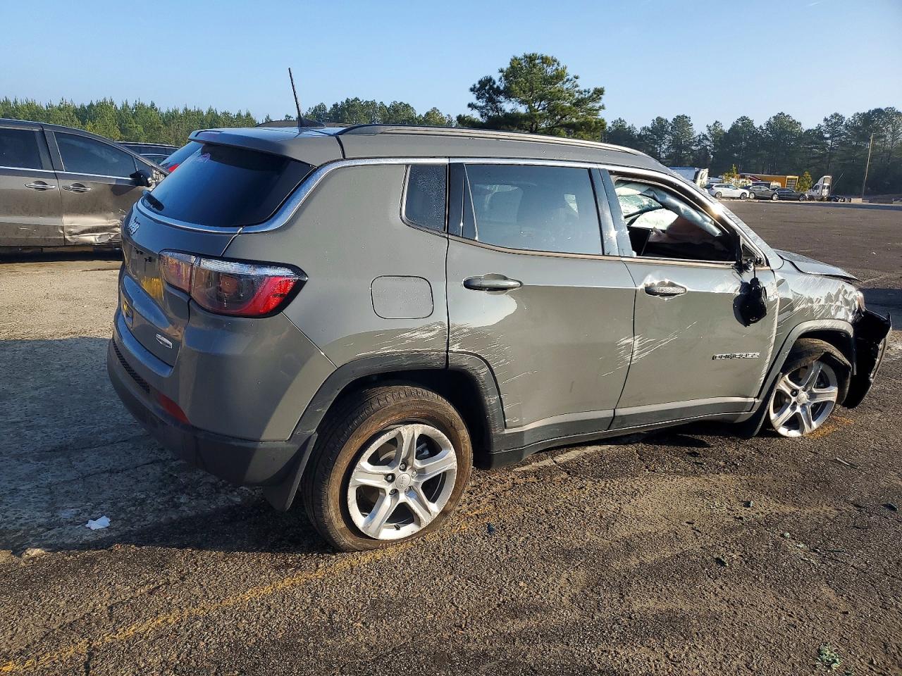 2024 JEEP COMPASS LATITUDE photo 3