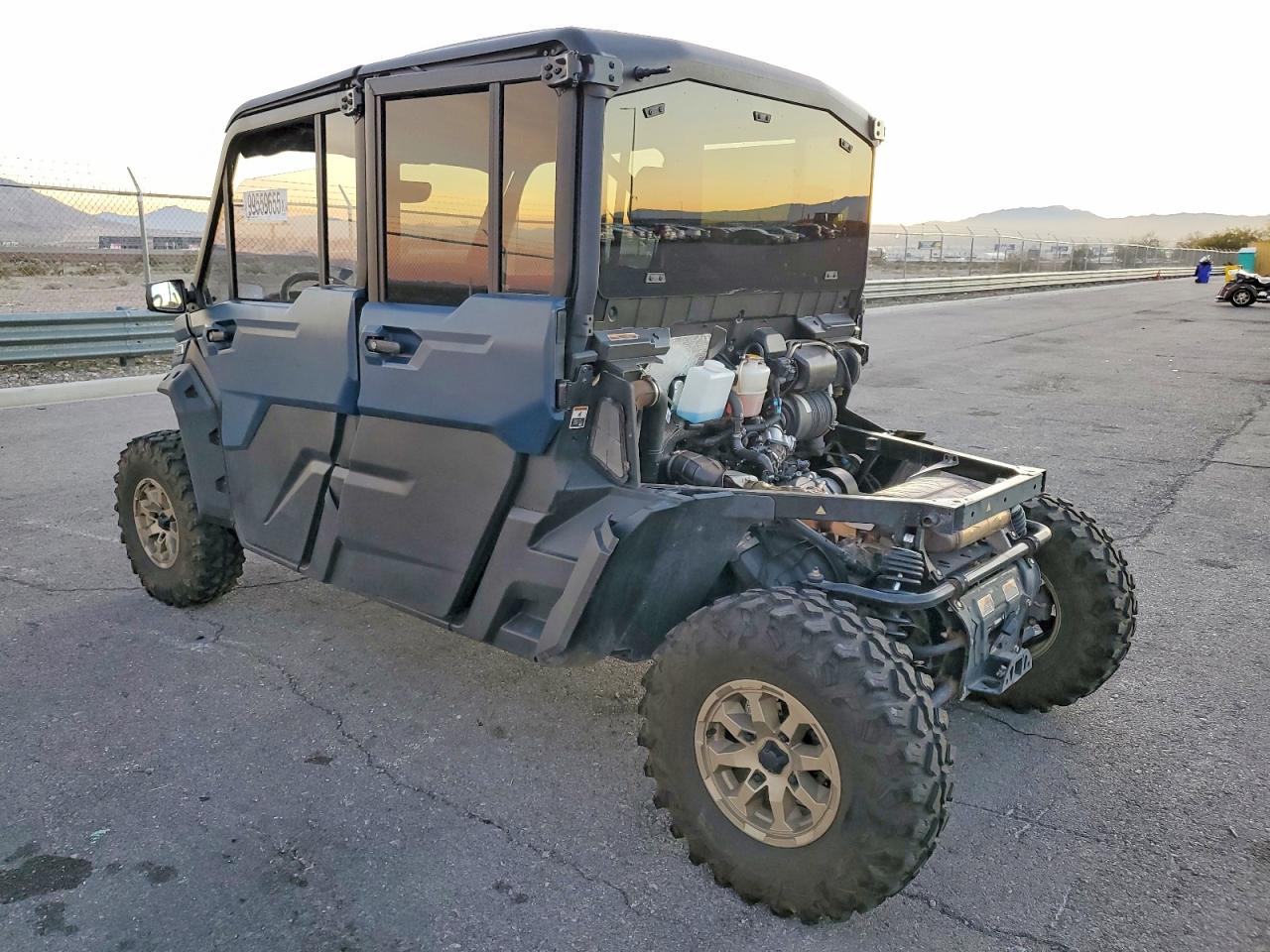2025 CAN-AM DEFENDER UTILITY VEHICLE photo 3