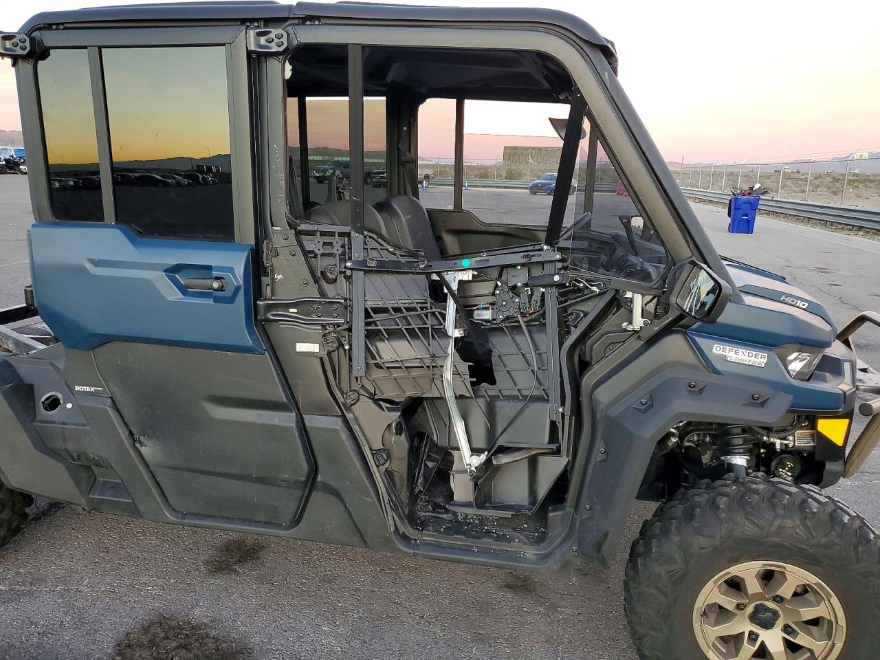 2025 CAN-AM DEFENDER UTILITY VEHICLE photo 9